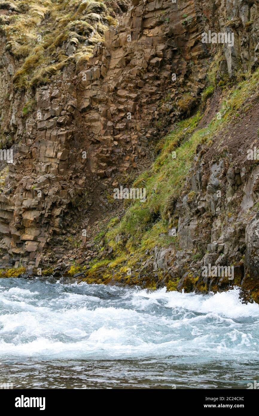 Raue Natur mit Wildbach auf einer steilen Felswand Stockfoto