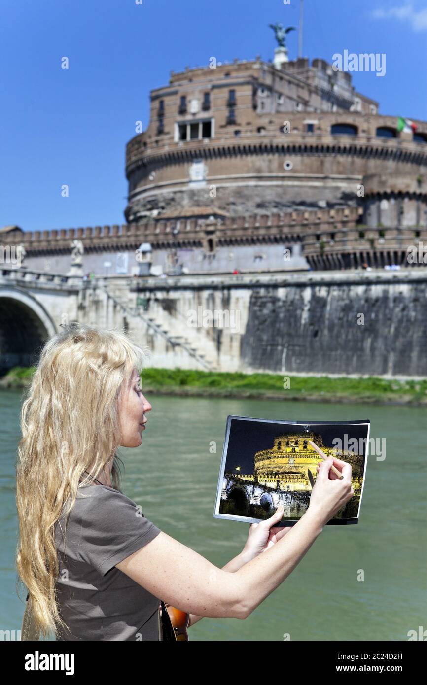 Italien. Rom. Die Frau zeichnet die Engelsburg Stockfoto