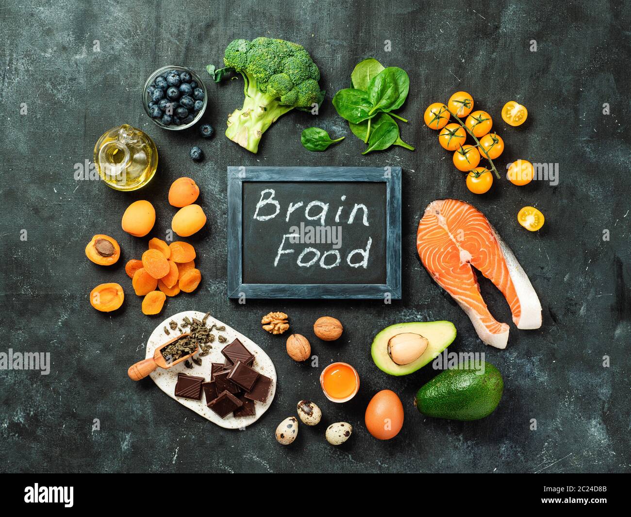 Brain Food Konzept mit Kopie Platz im Zentrum. Verschiedene Lebensmittelzutaten, die für die Gedanken und Schiefertafel mit Brain Food Buchstaben auf dunklem Hintergrund. Top vi. Stockfoto