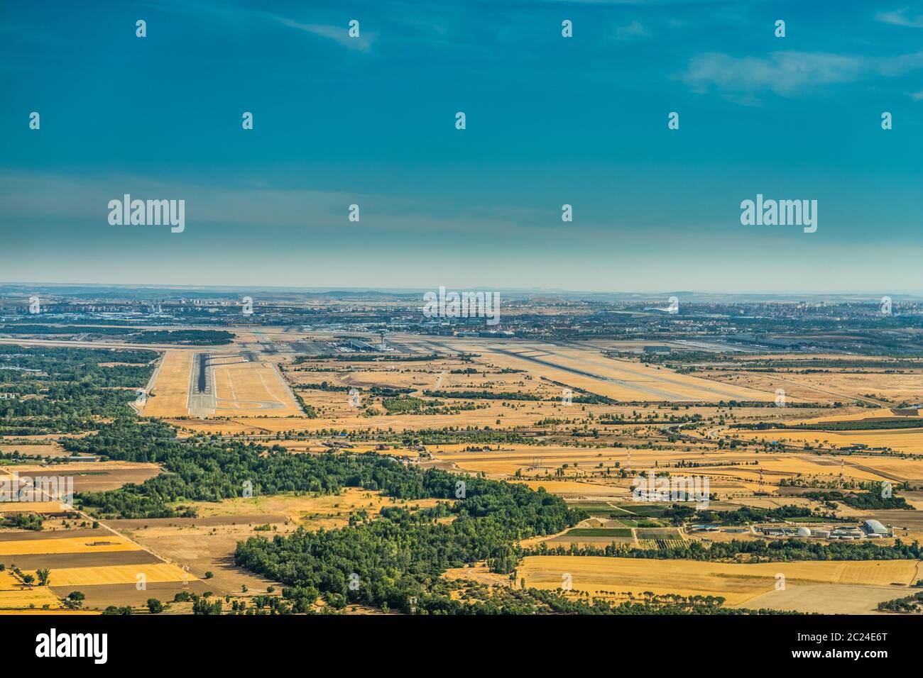 Landschaft um den internationalen Flughafen Madrid Barajas, Spanien, Pilotenansicht beim Anflug auf die Start- und Landebahn 18 links, LEMD, MAD - Luftaufnahme Stockfoto