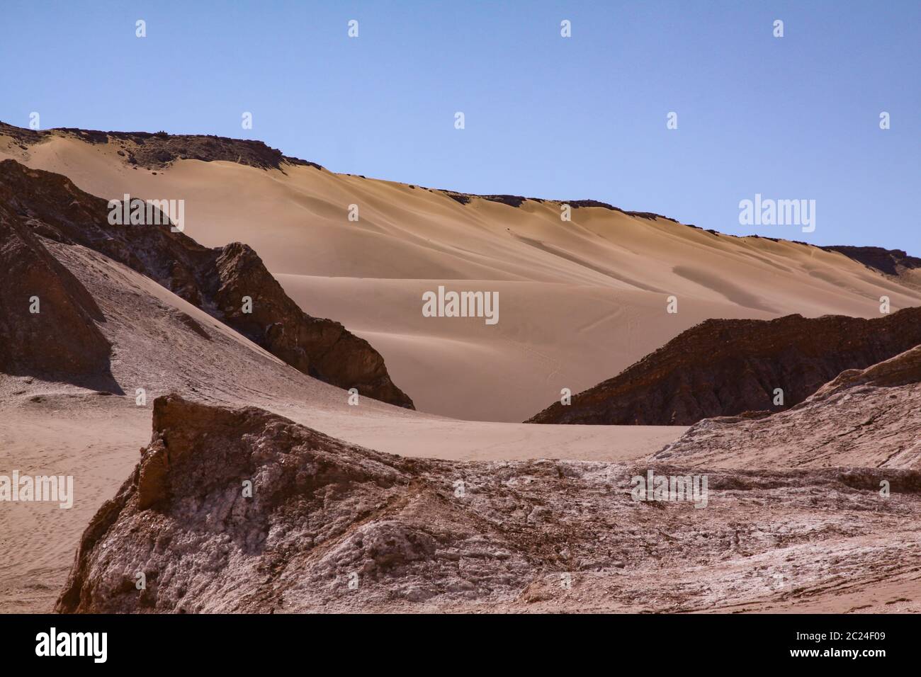 Düne mit Sand in seltsamer Landschaft wie auf Mond Stockfoto