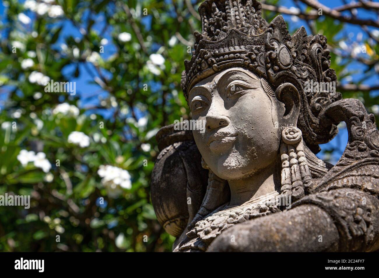 Figur aus Stein ist Bild der Göttin Dewi Sri im Garten Stockfoto