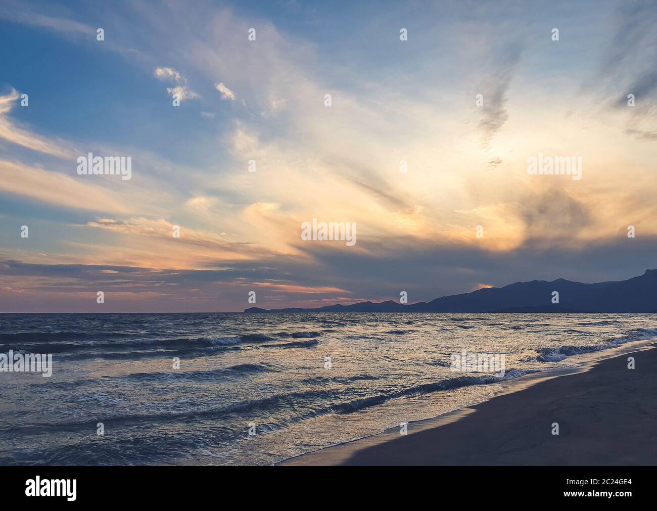 Sonnenuntergang am Strand am Mittelmeer Stockfoto