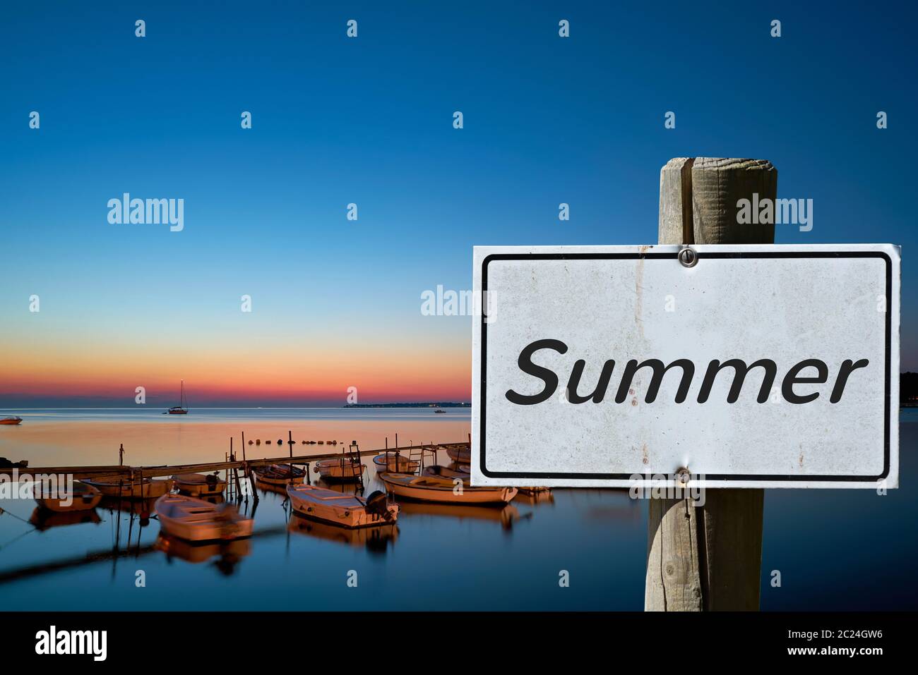 Schild an der Kroatischen Küste mit der Inschrift "Sommerzeit" Stockfoto