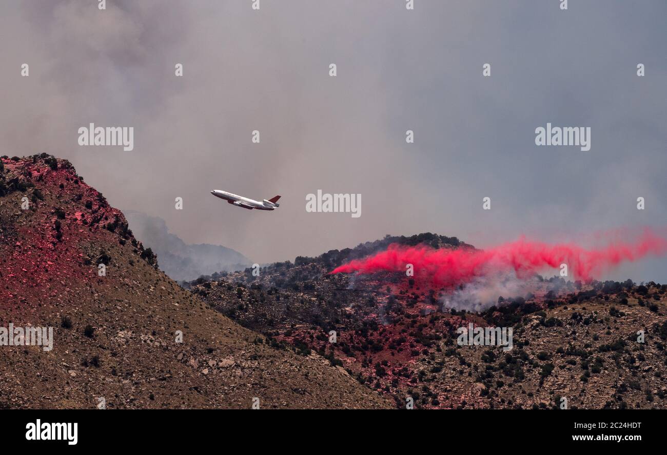 Ein Tanker fällt auf das Bighorn Feuer in den Santa Catalina Bergen, Sonoran Wüste, Coronado National Forest, Tucson, Arizona, USA. Die leichte Stockfoto