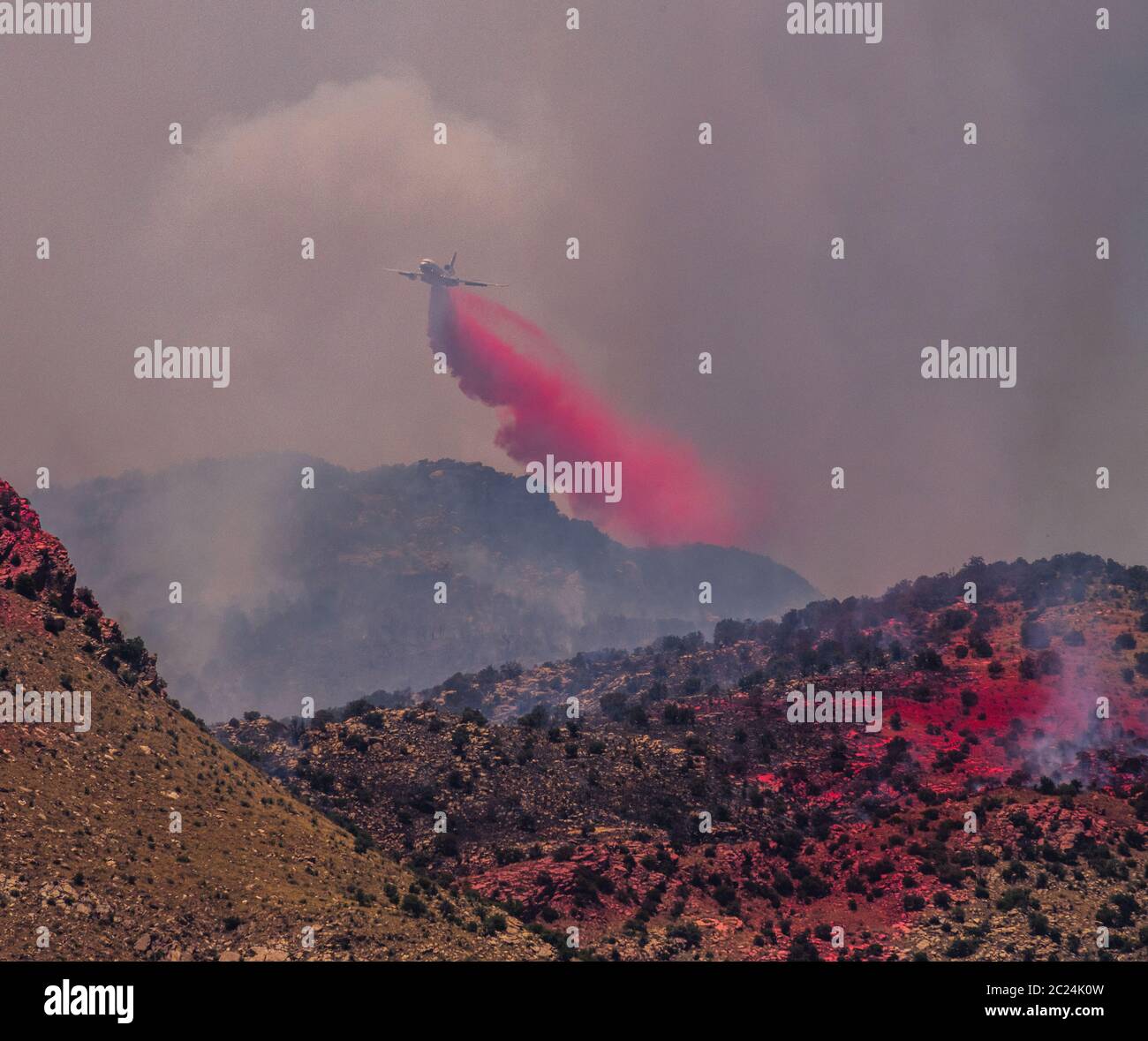 Ein Tanker fällt auf das Bighorn Feuer in den Santa Catalina Bergen, Sonoran Wüste, Coronado National Forest, Tucson, Arizona, USA. Die leichte Stockfoto