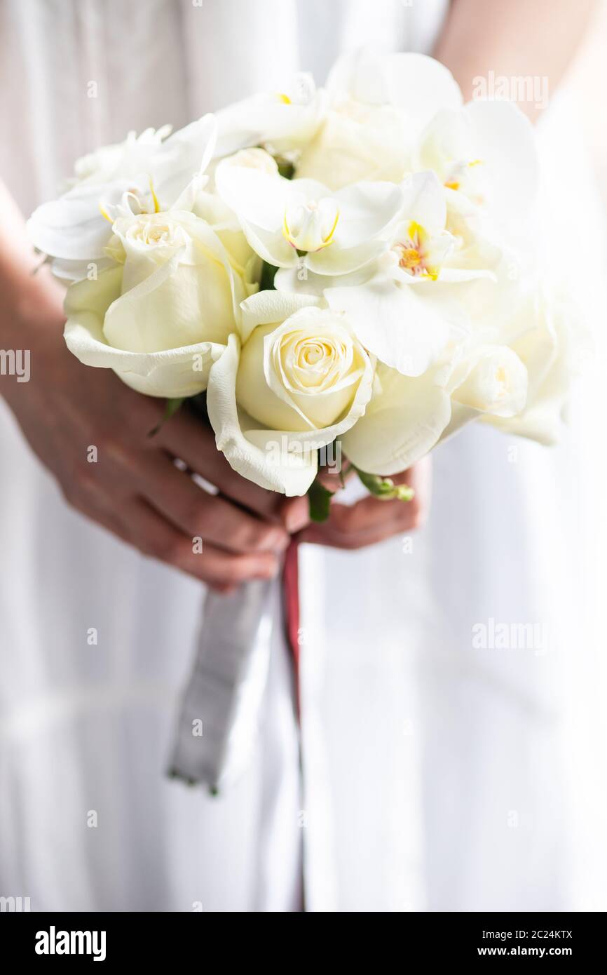 Brautstrau weie Orchideen auf der Seite der Braut auf kirchliche Trauung  Stockfotografie - Alamy