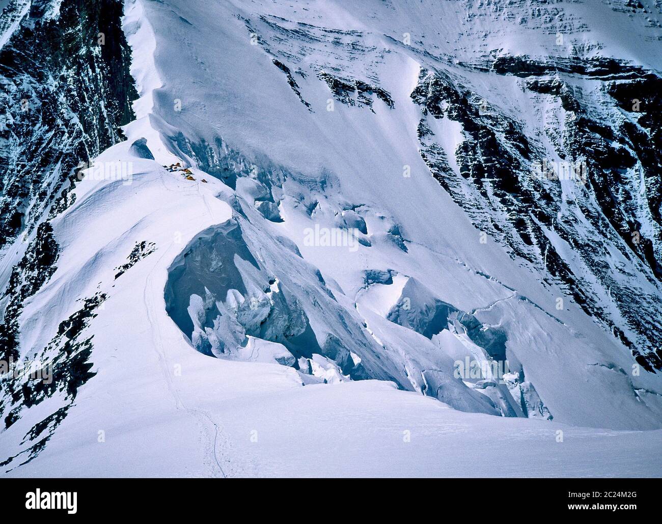Exponierte Übernachtungsmöglichkeit - Nordkol am Mt. everest Stockfoto