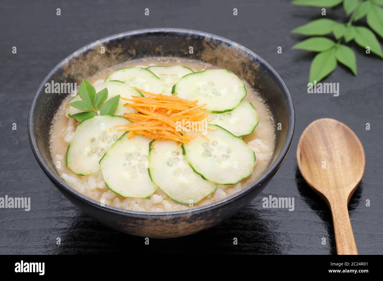 Japanische Essenstablett mit sautierten Rindfleisch mit Salat, Reis und Suppe  Stockfotografie - Alamy