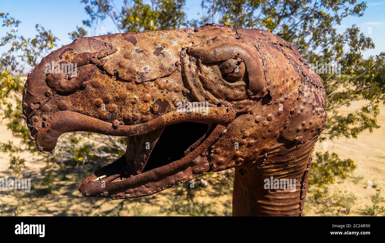 Kalifornien, USA, März 2019, Nahaufnahme einer Metall-Schildkrötenkopf-Skulptur des Künstlers Ricardo Breceda im Anza-Borrego Desert State Park Stockfoto