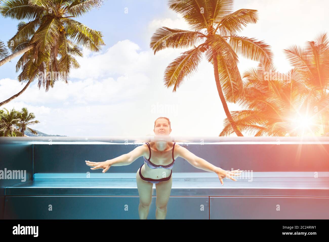 Oben unten Wasser Foto von Frau Schwimmen im Pool im tropischen Resort Stockfoto