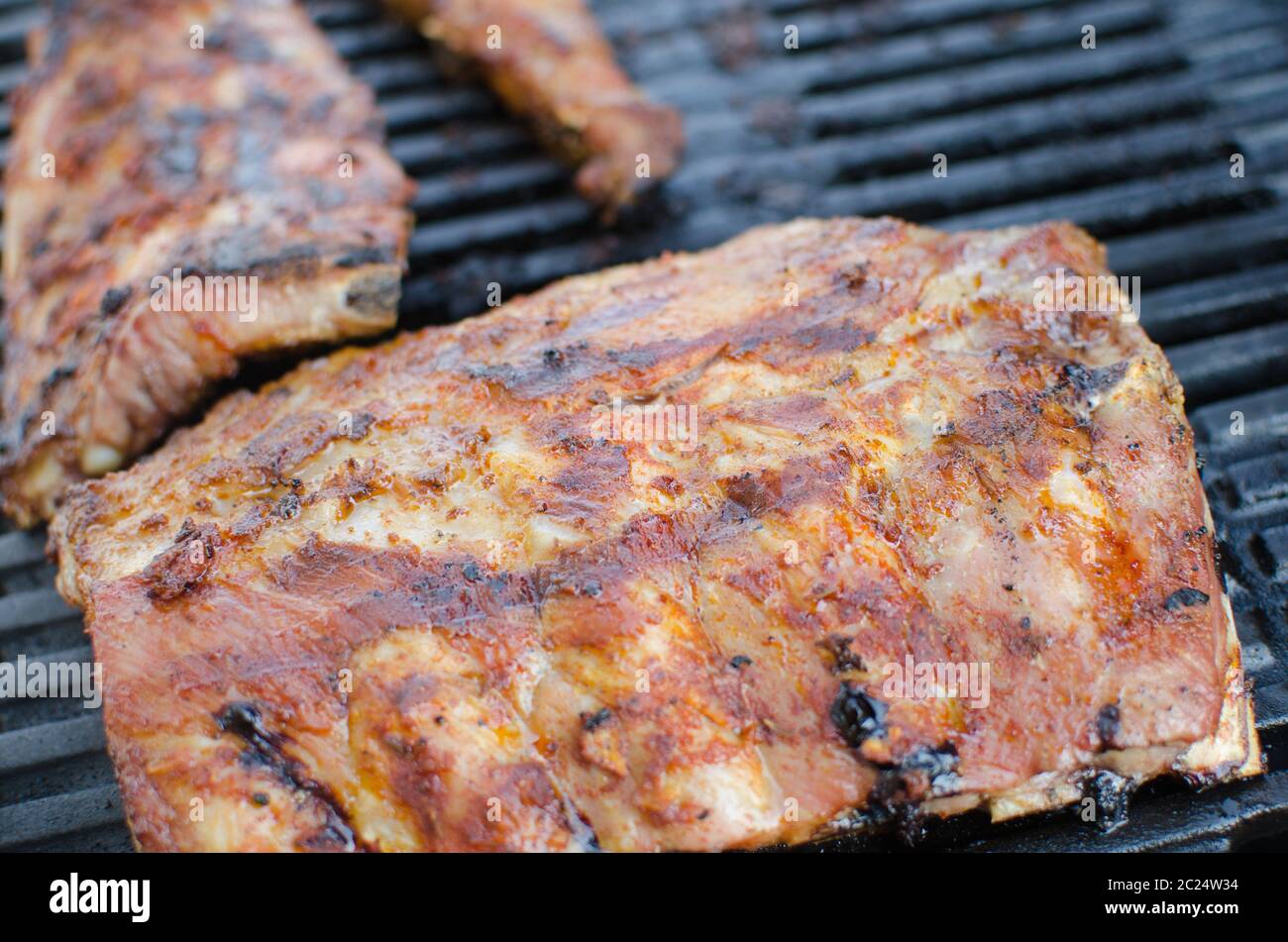 Spareribs vom Grill mit Dip, geröstetes Baguette Stockfotografie - Alamy