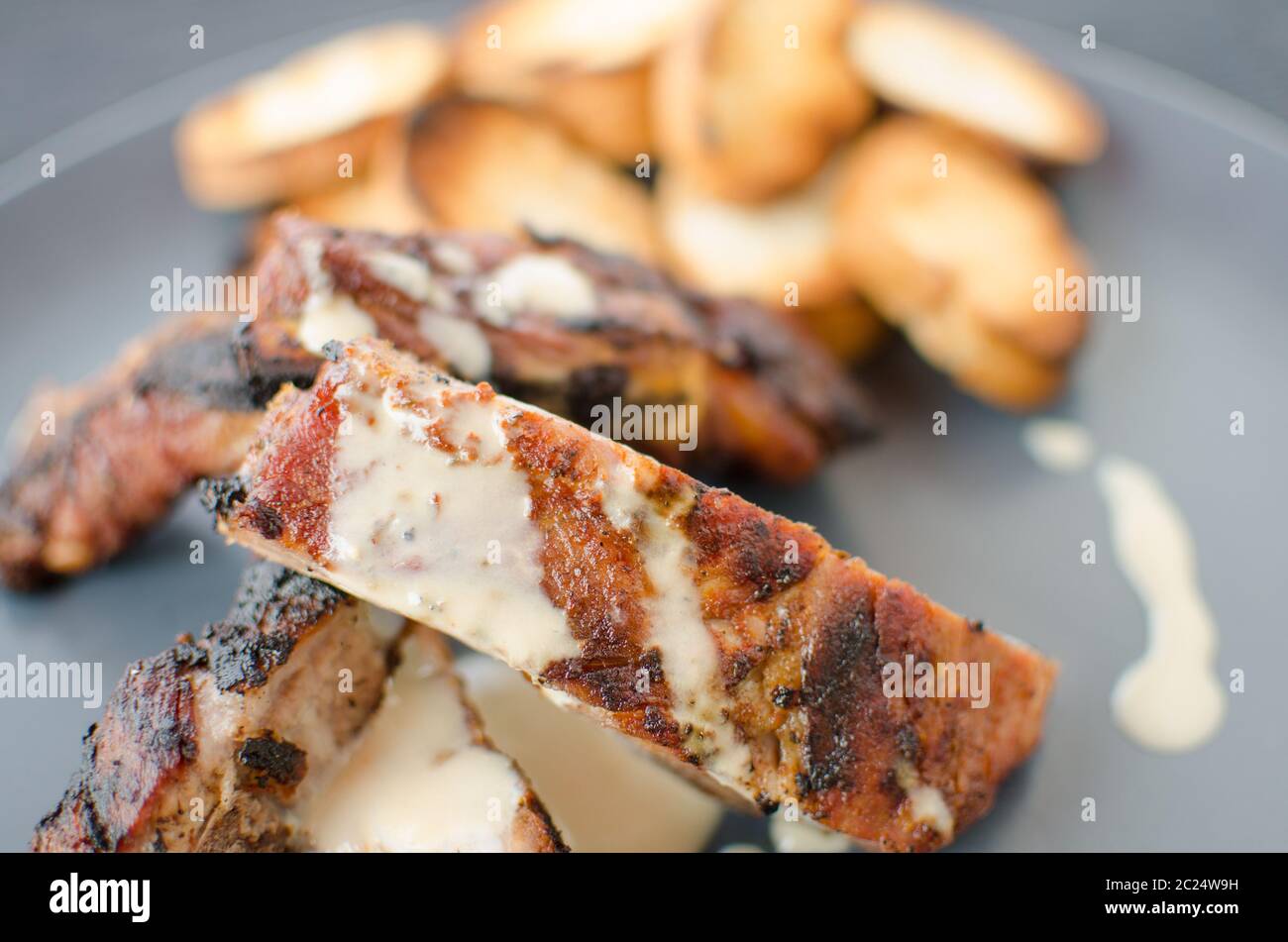 Spareribs vom Grill mit Dip, geröstetes Baguette Stockfotografie - Alamy
