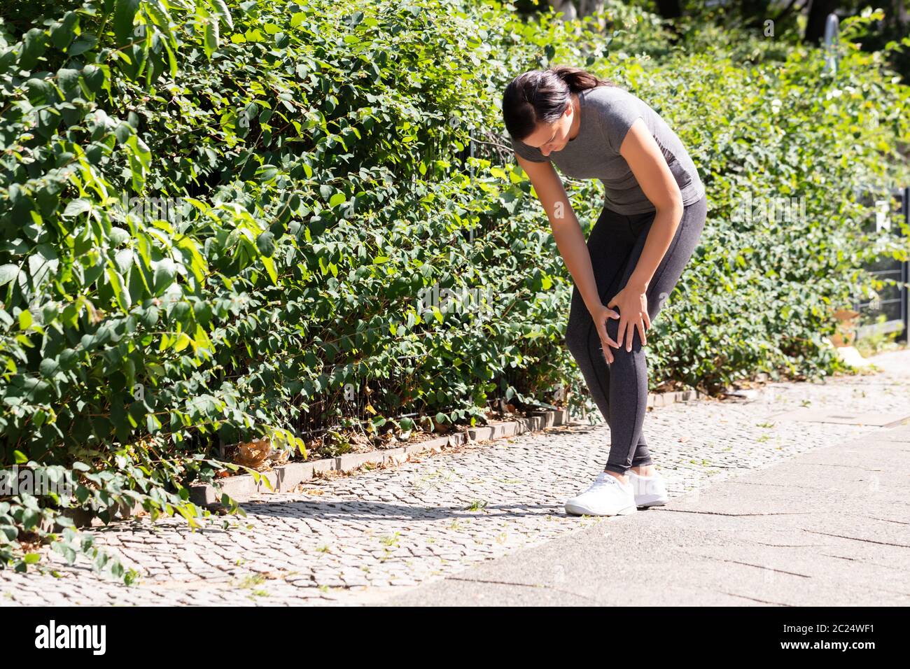 Nahaufnahme einer weiblichen Jogger mit Schmerzen im Knie Stockfoto