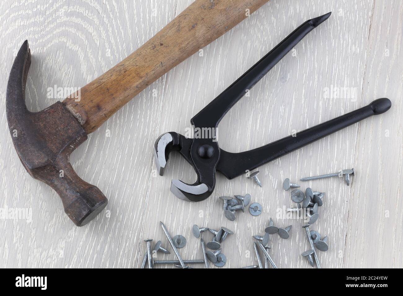 Werkzeuge Tischler Zangen Zangen Klauenhammer Nägel und Haken auf Holz Stockfoto