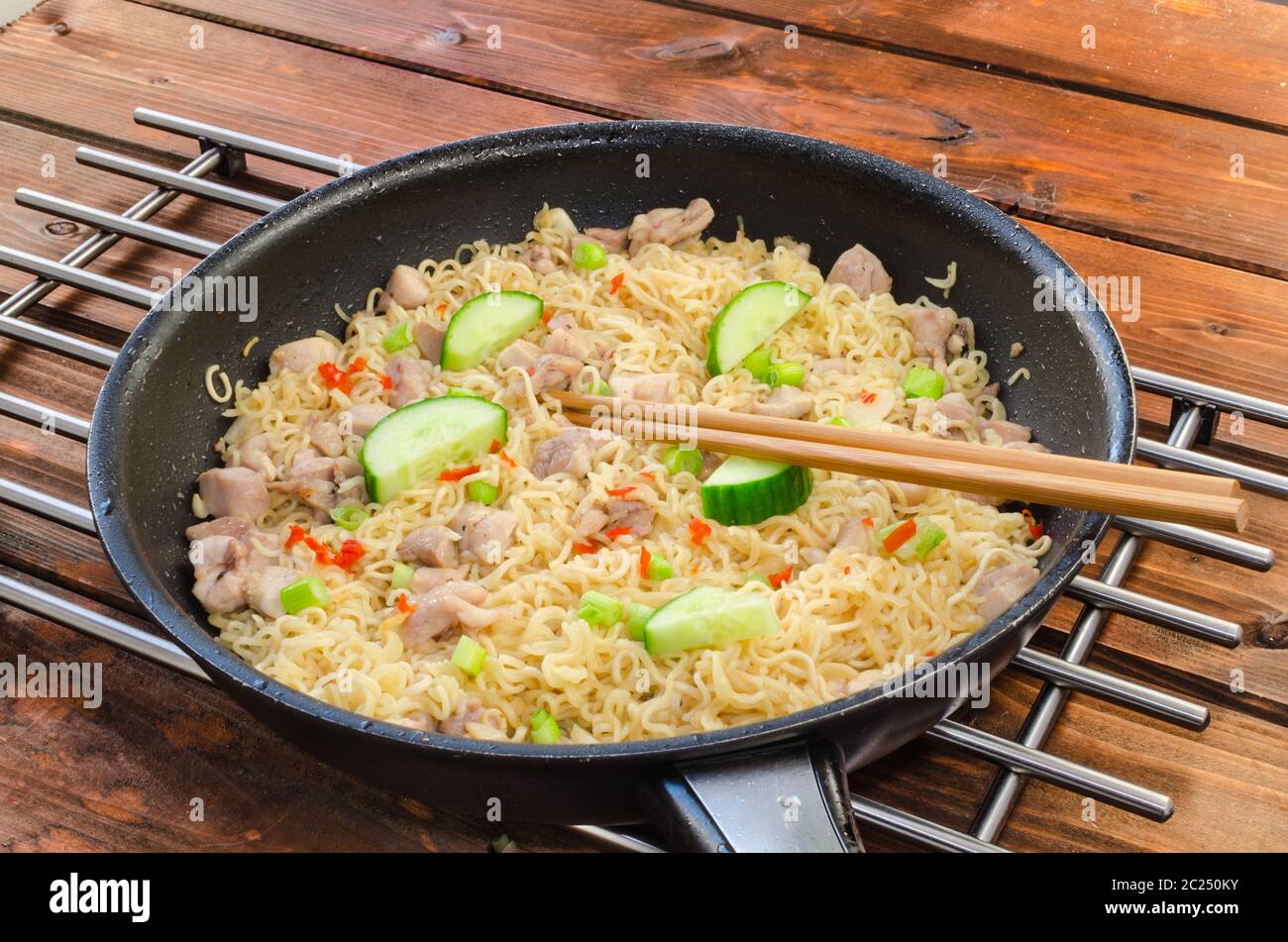 Chinesische Nudeln mit Huhn auf Pan und Holz Tisch Stockfoto