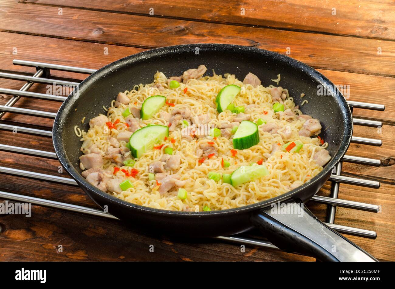 Chinesische Nudeln mit Huhn auf Pan und Holz Tisch Stockfoto