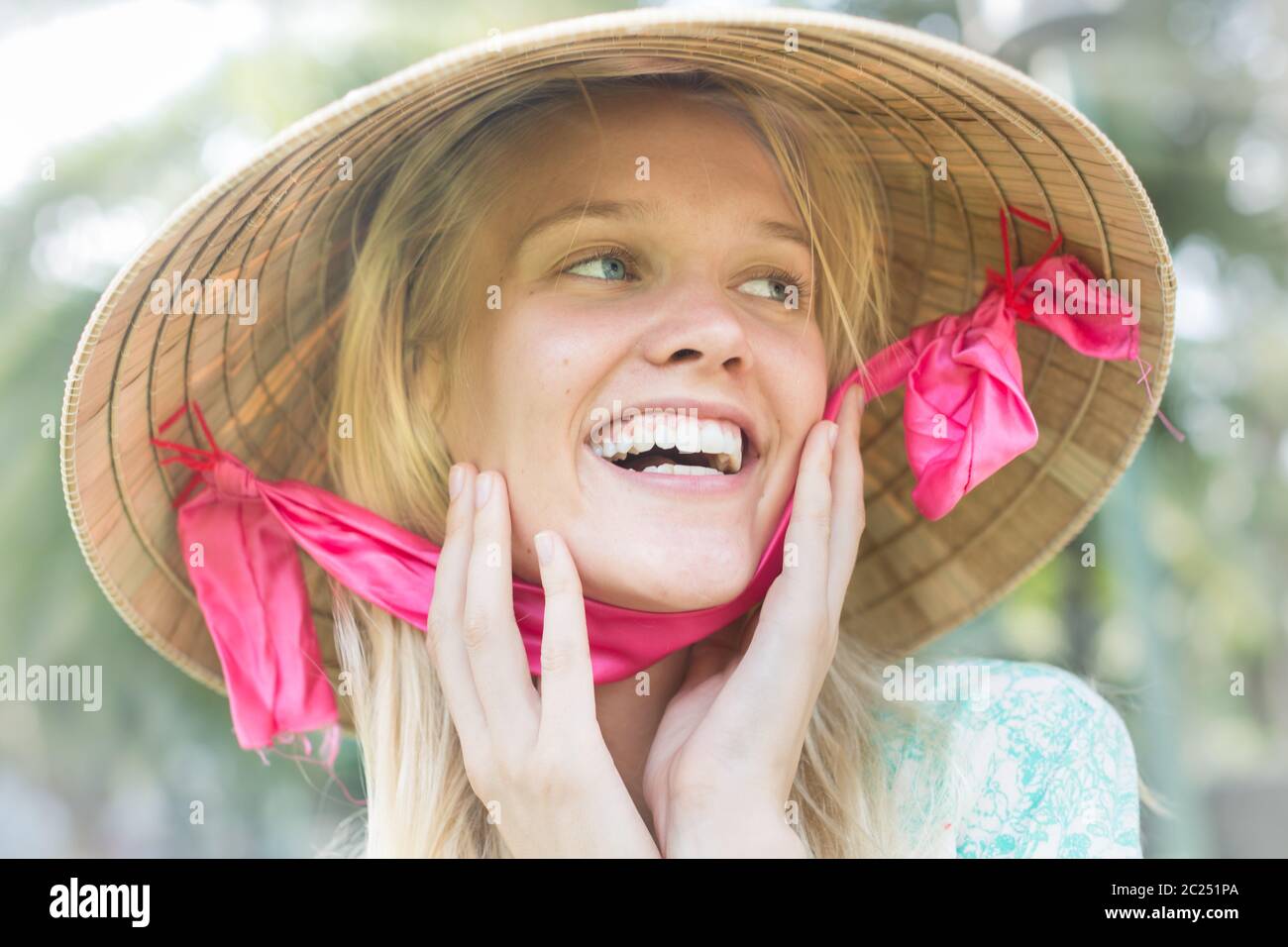 Kaukasisches weibliches Modell posiert mit einem china Hut in Asien. Asiatische Mode. Stockfoto
