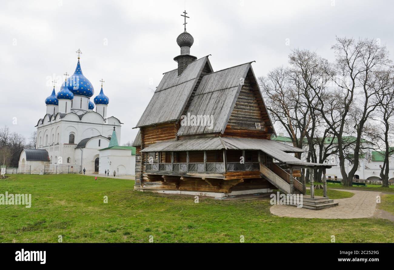 Holzkirche St. Nikolaus und Geburtskathedrale im Susdaler Kreml, Russland Stockfoto