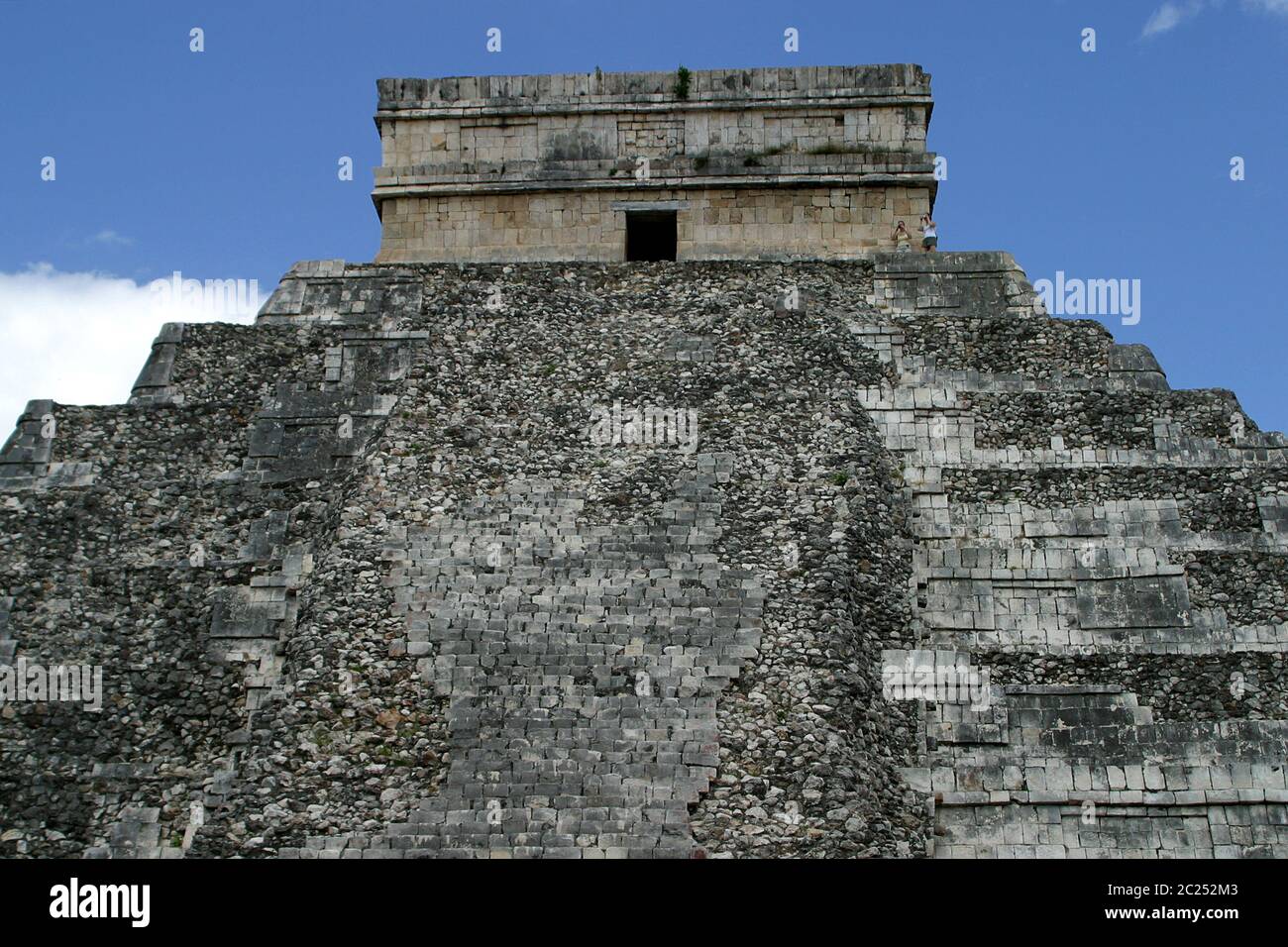 Templo de Kukulcan. Zona arqueologica de Chichen Itza Zona arqueológica Chichén ItzáChichén Itzá maya: (Chichén) Boca del pozo; de los (Itzá) brujos de agua. Es uno de los principales sitios arqueológicos de la península de Yucatán, en México, ubicado en el municipio de Tinum. *Foto:©Francisco* Morales/DAMMPHOTO.COM/NORTEPHOTO * Nein * Verkauf * A * Dritte * Stockfoto