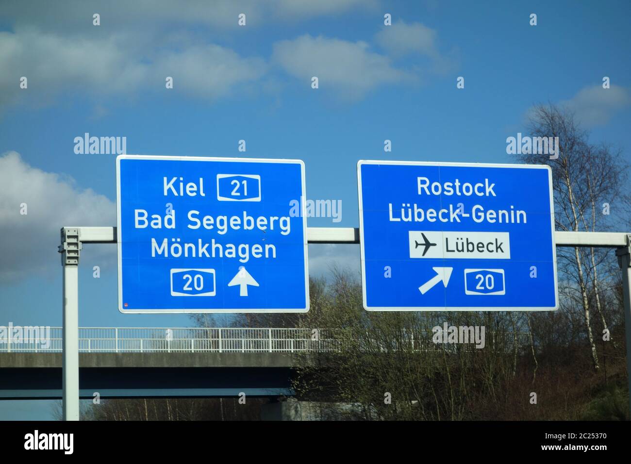 Bundesautobahn-Schild LÃ¼beck, Kiel, Bad Segeberg, MÃ¶nkhagen, Genin, Rostock, 20, Flughafen Stockfoto