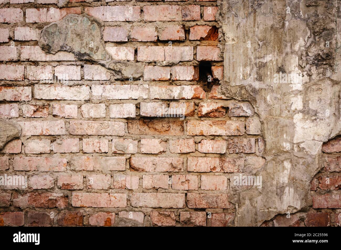 Leere Wandstruktur Aus Altem Ziegelstein. Lackierte Wandfläche Mit Abdunstierung. Grungy Breite Ziegelwand. Grunge Red Steinwall Hintergrund. Schäbige Bu Stockfoto