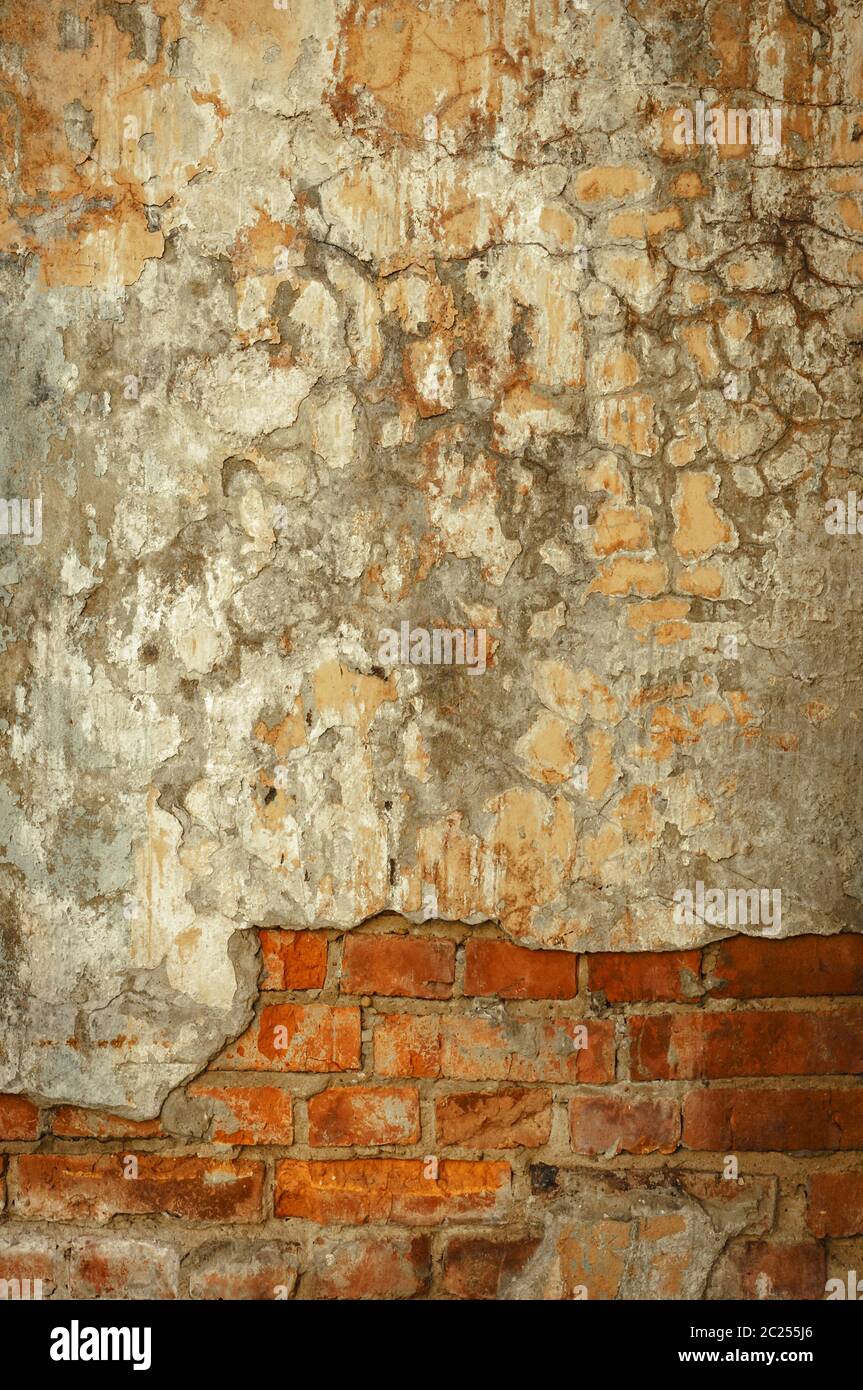 Leere Wandstruktur Aus Altem Ziegelstein. Lackierte Wandfläche Mit Abdunstierung. Grungy Breite Ziegelwand. Grunge Red Steinwall Hintergrund. Schäbige Bu Stockfoto