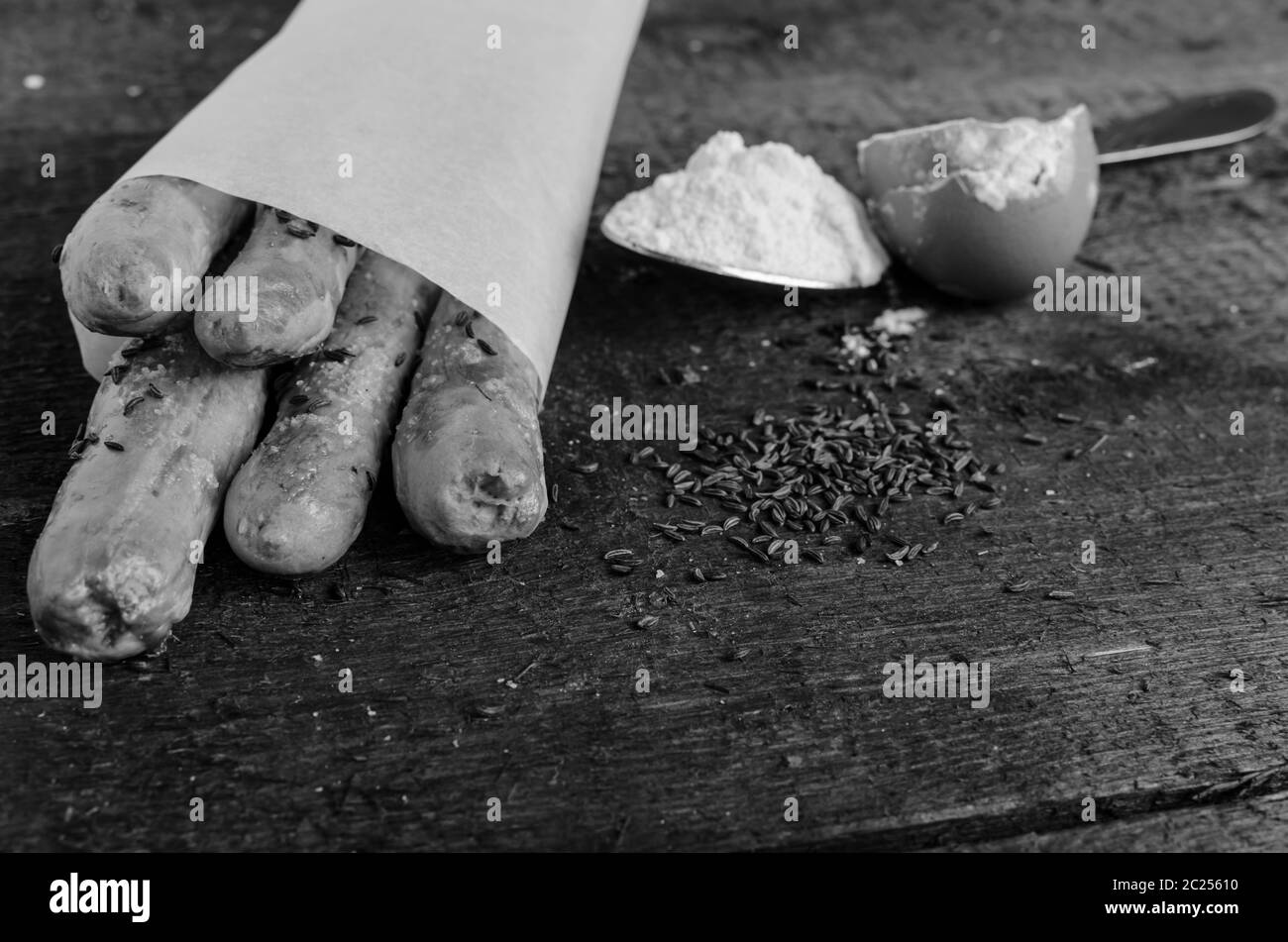 Hausgemachte Grissini auf Holztisch mit Eiern gebacken Stockfoto