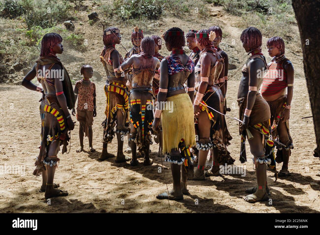 OMO VALLEY, ÄTHIOPIEN - 07 2018. AUGUST: Die Bull Jumping Zeremonie der nicht identifizierten Hamer Stammesmitglieder Stockfoto