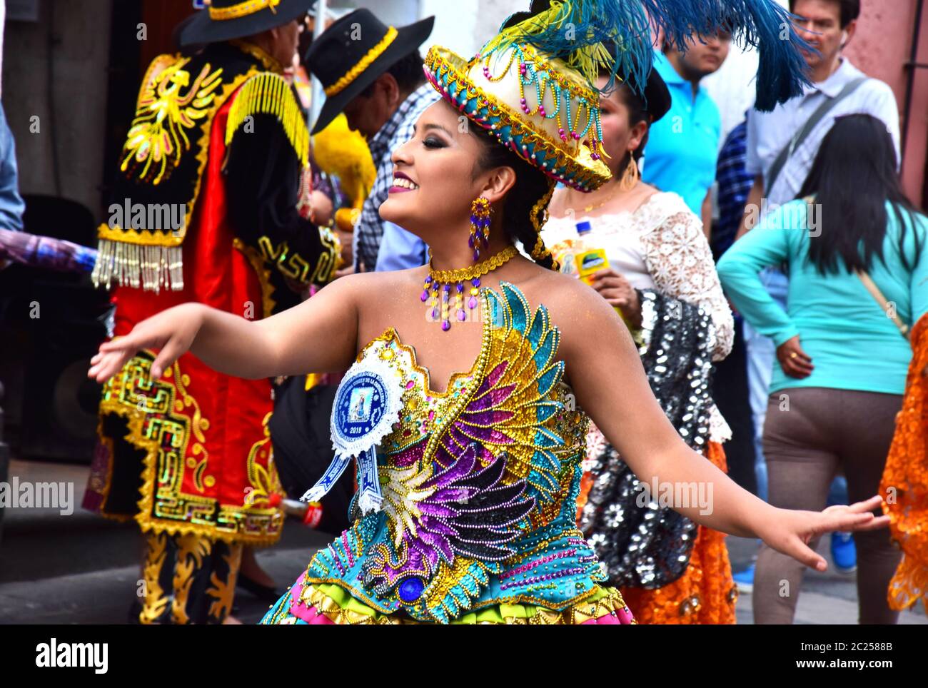 Frauen in traditionellen bunten Kleidern tanzen auf der Straße während der lokalen Feiern in Peru. Stockfoto