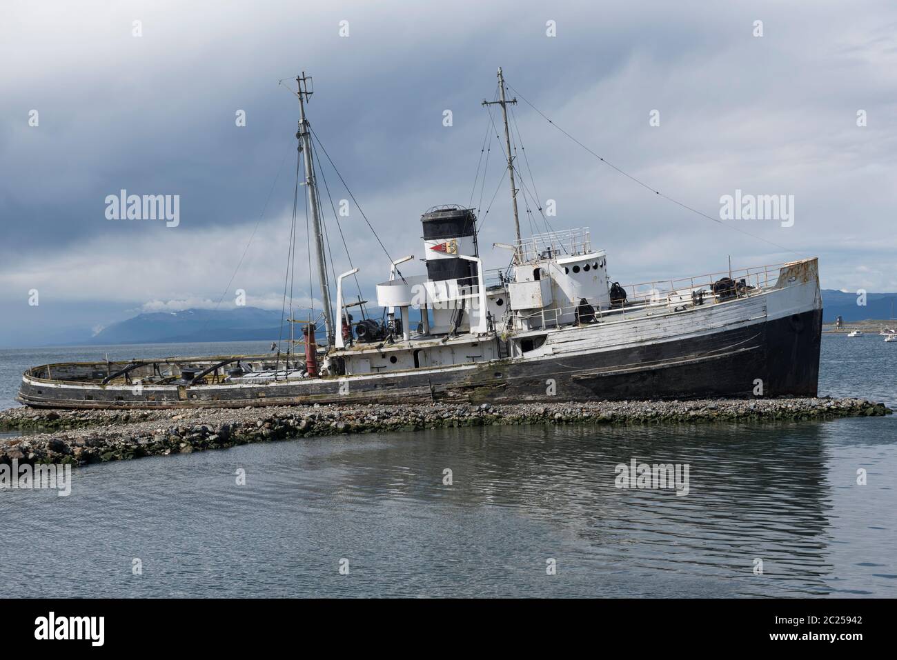 Ushuaia, Argentinien. Der geerdete Rettungsschlepper St Christopher, ehemals HMS Justice, ist heute eine Touristenattraktion am Wasser neben dem Hafen. Stockfoto