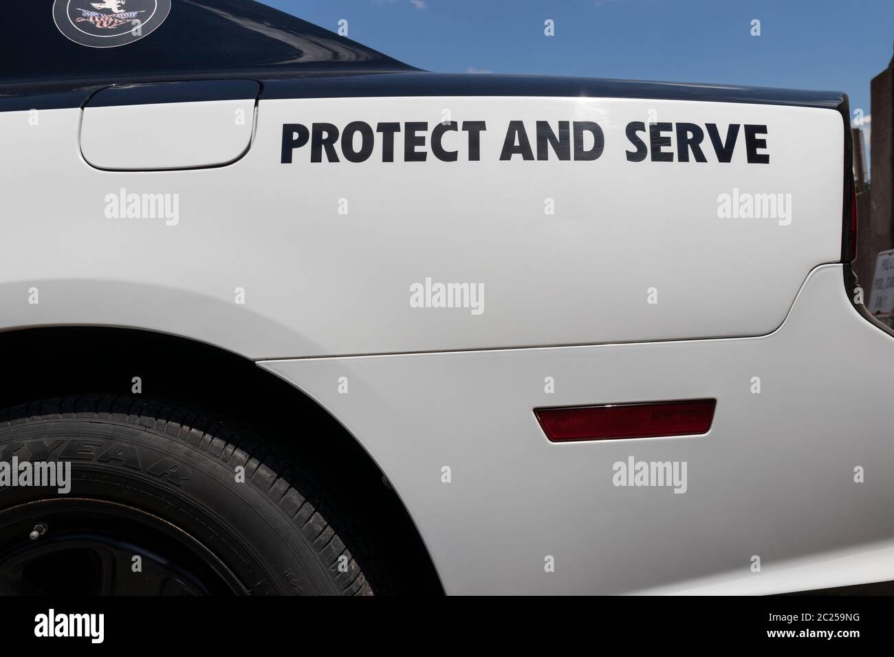 Logansport - circa Juni 2020: Polizeiautos mit den Worten Protect and serve. Die Aktionen der Polizei haben zu Aufrufen geführt, die Polizeiabteilungen zu entfinanzieren. Stockfoto