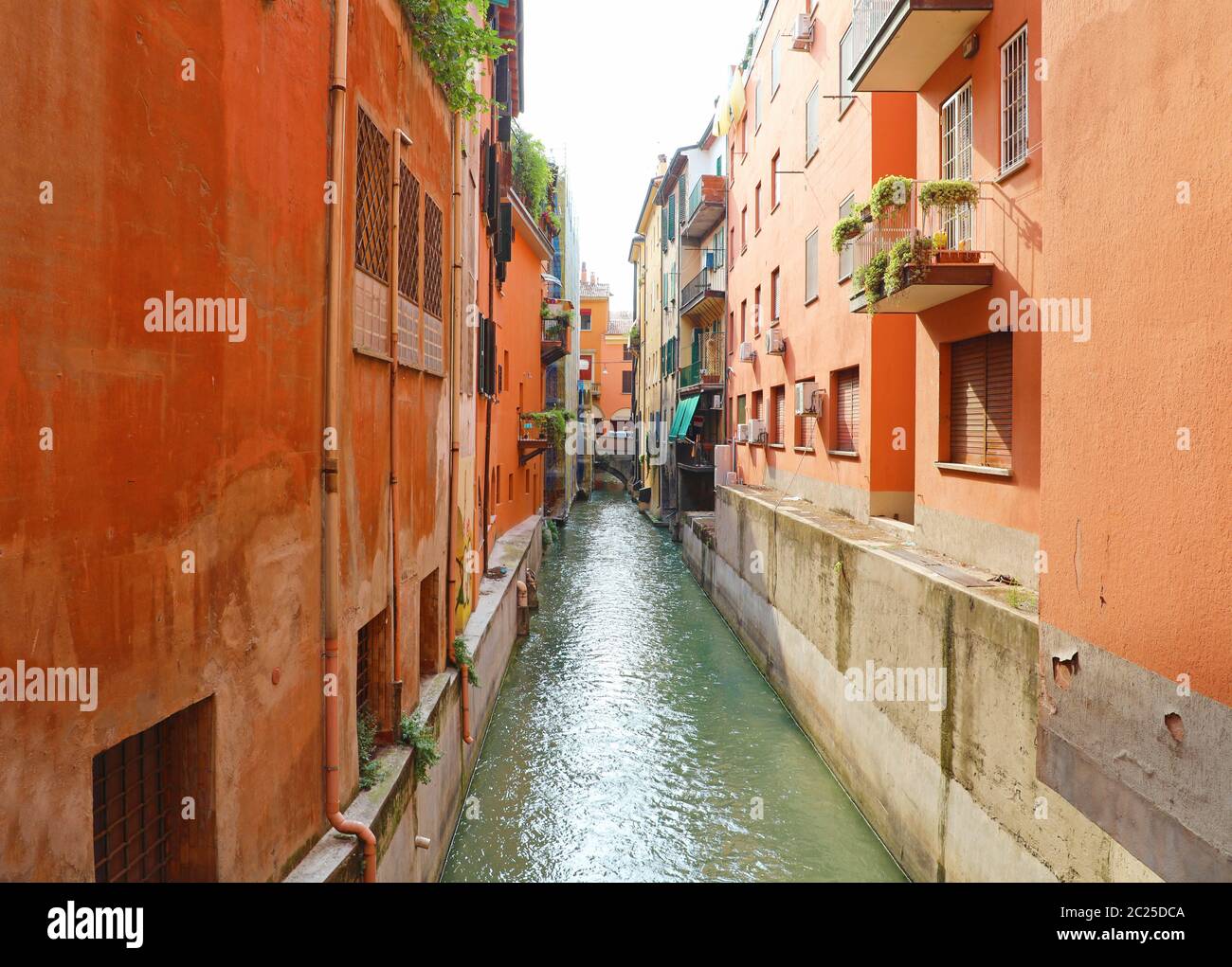 Der Fluss Reno entlang der Kanäle von Bologna, Italien. Stockfoto