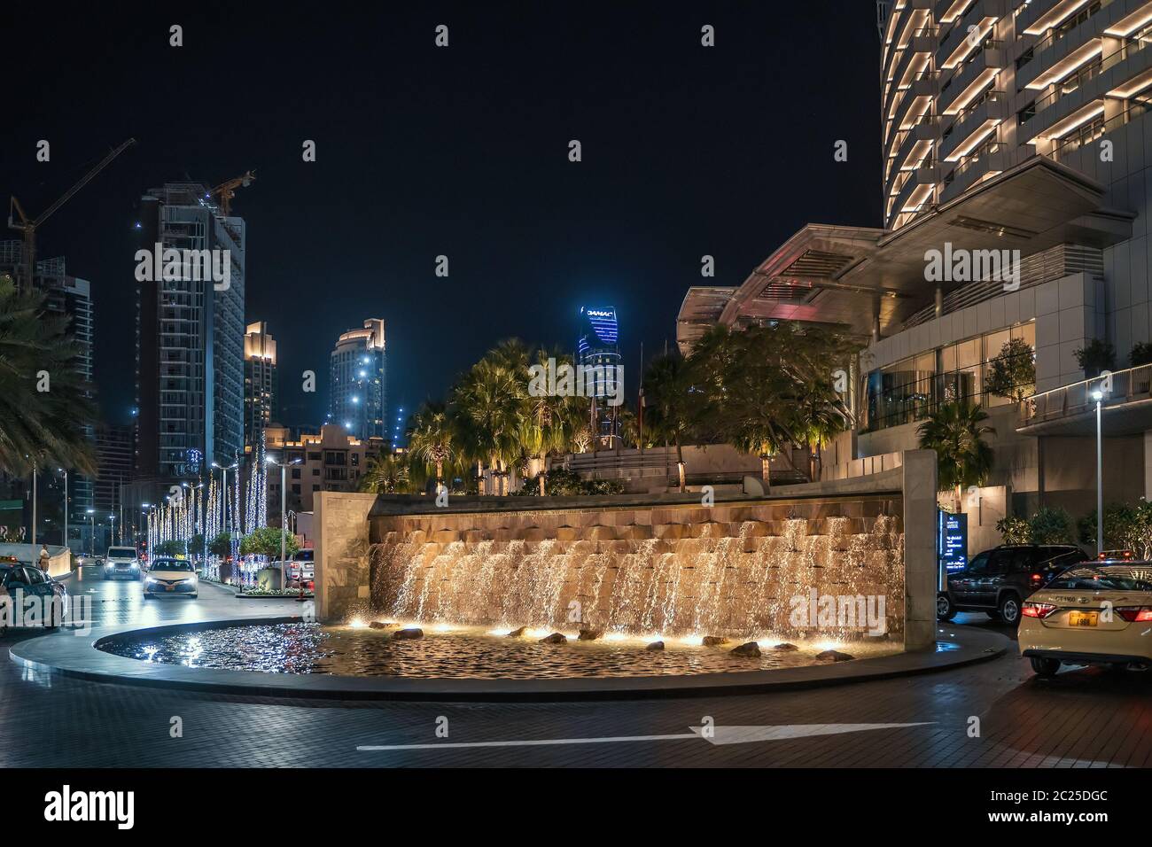 Dubai, VAE - Februar 2020 : Nachtansicht des Dubai Hotel Springbrunnens mit Beleuchtung, modernes Äußeres. Stockfoto