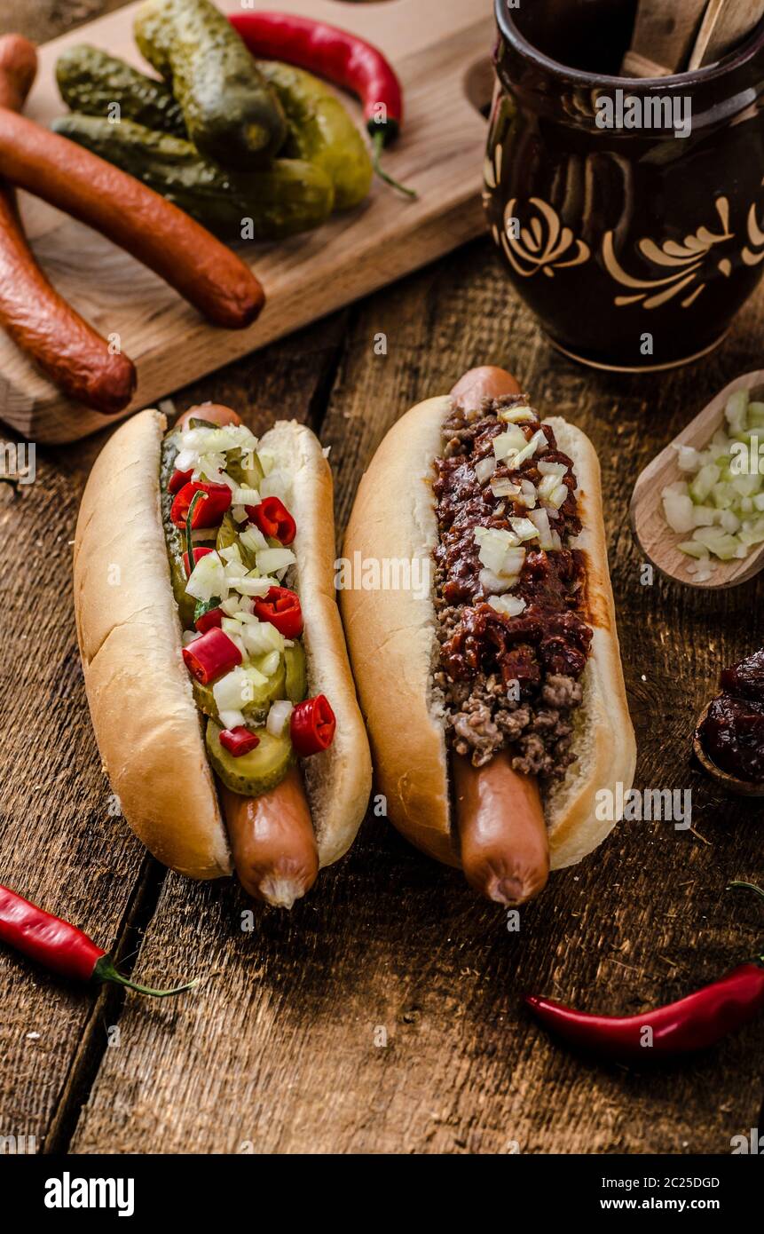 Chili und vegetarische Hot-Dog, nach Hause Pickles, Rindfleisch und hausgemachten Barbeque souce Stockfoto