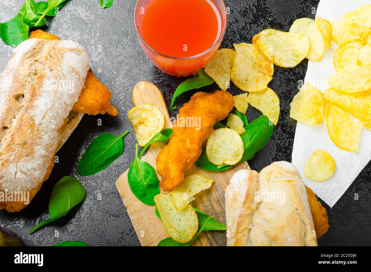 Schnitzel mit pikanter Dip und Spinat in ein rustikales Baguette und hausgemachte Pommes frites Stockfoto