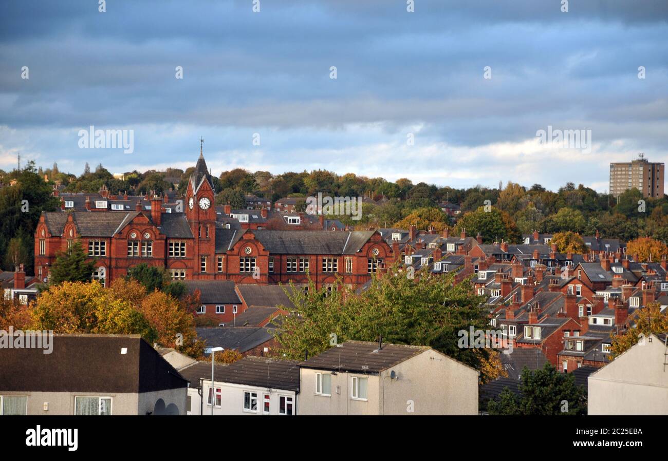 Panoramablick auf das woodhouse-Viertel von leeds mit Straßen, Wohnsiedlungen und historischen Schulgebäude Stockfoto