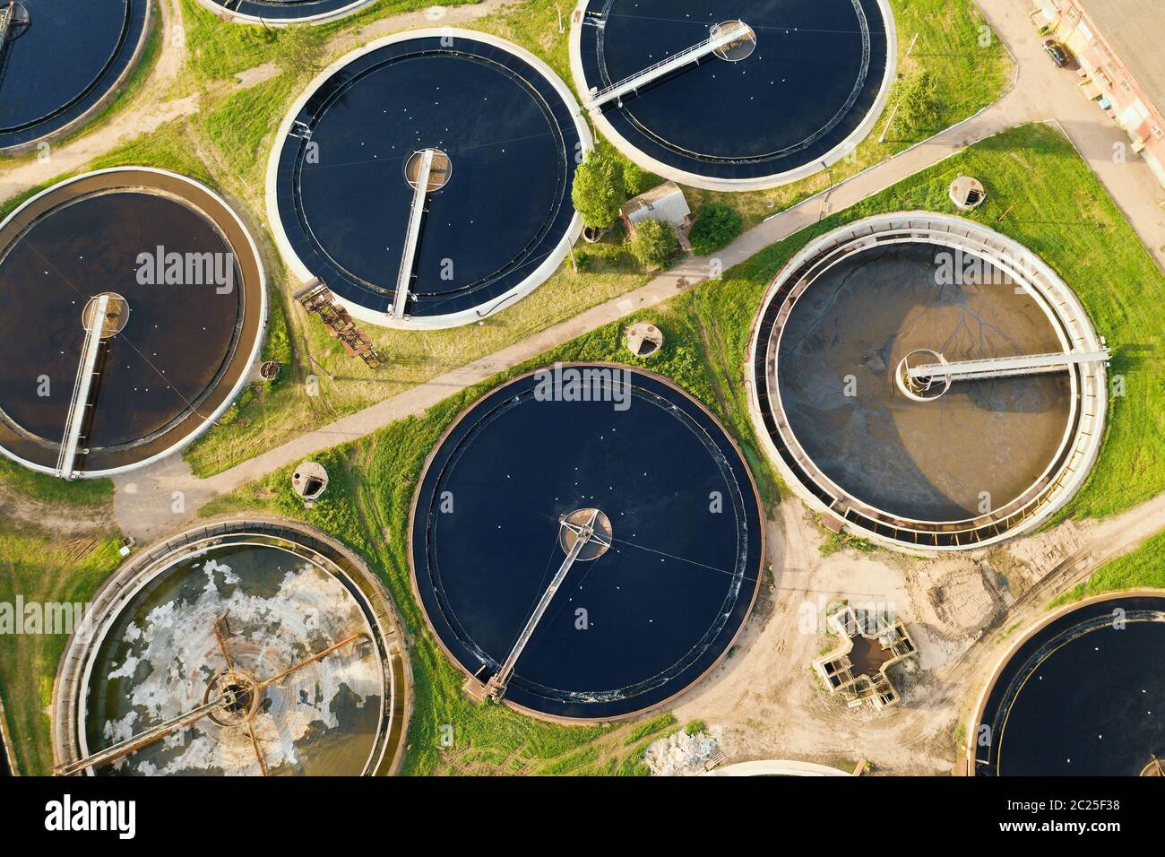 Rundtanks für die Abwasserfiltration in Kläranlagen, Luftaufnahme. Stockfoto