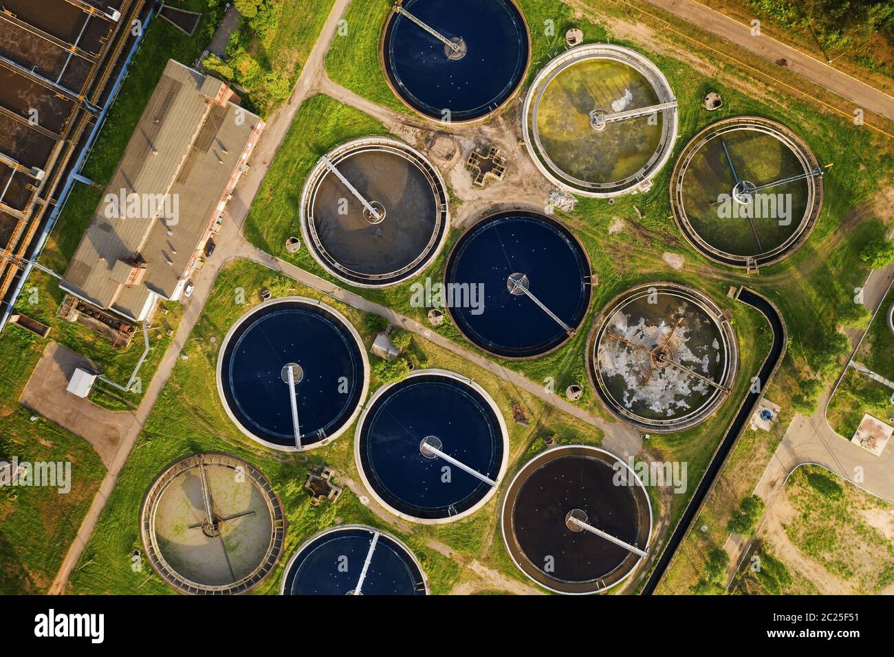Rundtanks für die Abwasserfiltration in Kläranlagen, Luftaufnahme. Stockfoto