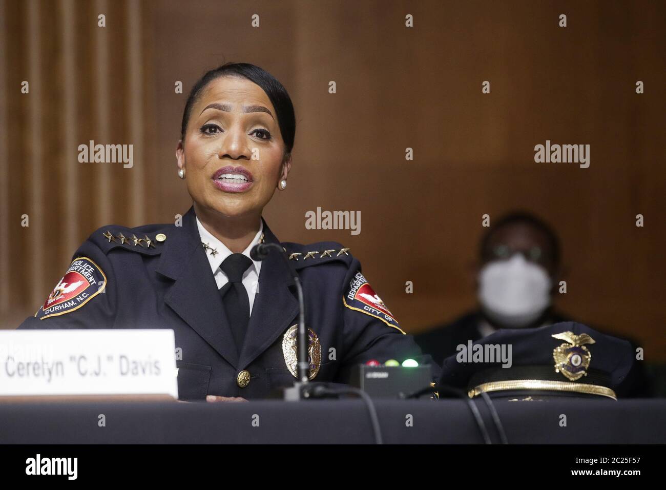 Washington, Usa. Juni 2020. Chief Cerelyn Davis, Präsidentin der National Organization of Black Law Enforcement Executives und Polizeichef der Polizeibehörde von Durham (NC), Bezeugt während einer Anhörung des Justizausschusses des Senats, um Fragen zu untersuchen, die Rasse und Polizeipraktiken nach dem Tod in Minneapolis-Polizeigewahrsam von George Floyd und die zivilen Unruhen, die am Dienstag, dem 16. Juni 2020 auf dem Kapitol Hügel in Washington, DC folgten. Pool Foto von Jonathan Ernst/UPI Kredit: UPI/Alamy Live Nachrichten Stockfoto