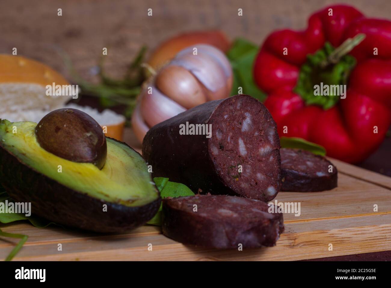 Ein schwarzer Pudding eine Avocado und anderes Gemüse Stockfoto