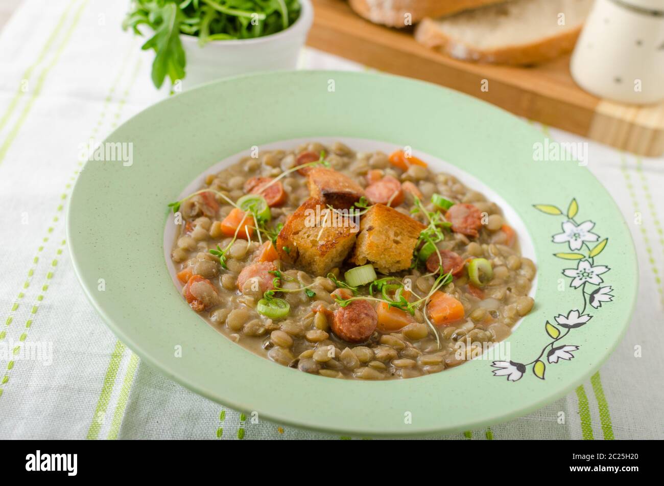 Linsensuppe mit Wiener Wurst und Croutons Stockfoto