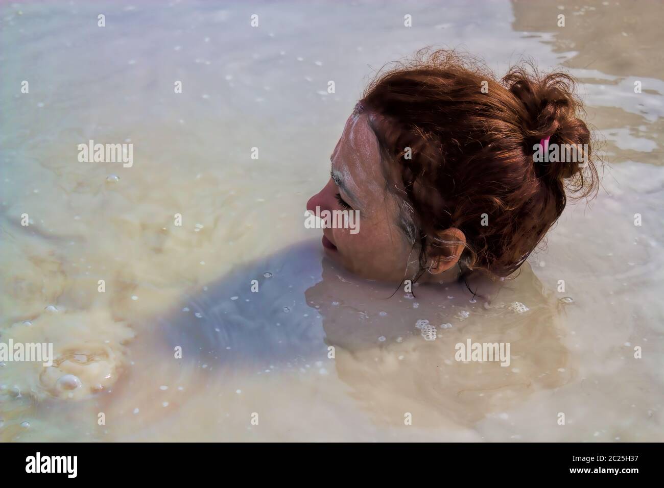 Frau in einem Schwefelbad auf der Insel Vulcano, Sizilien Stockfoto