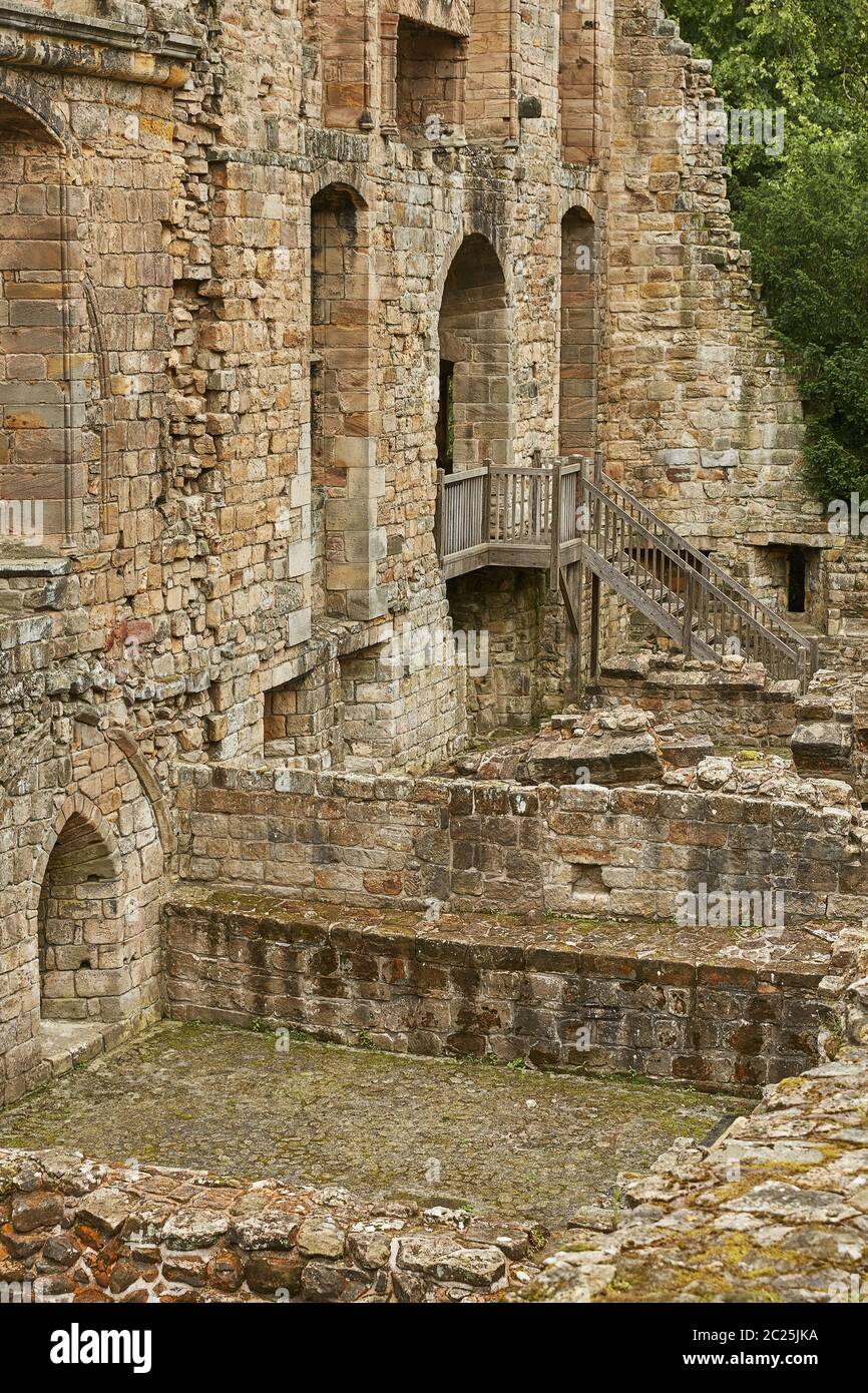 Mittelalterliches romanisches Kloster und Benediktinerkloster in der schottischen Stadt Dunfermline in Fife. Stockfoto