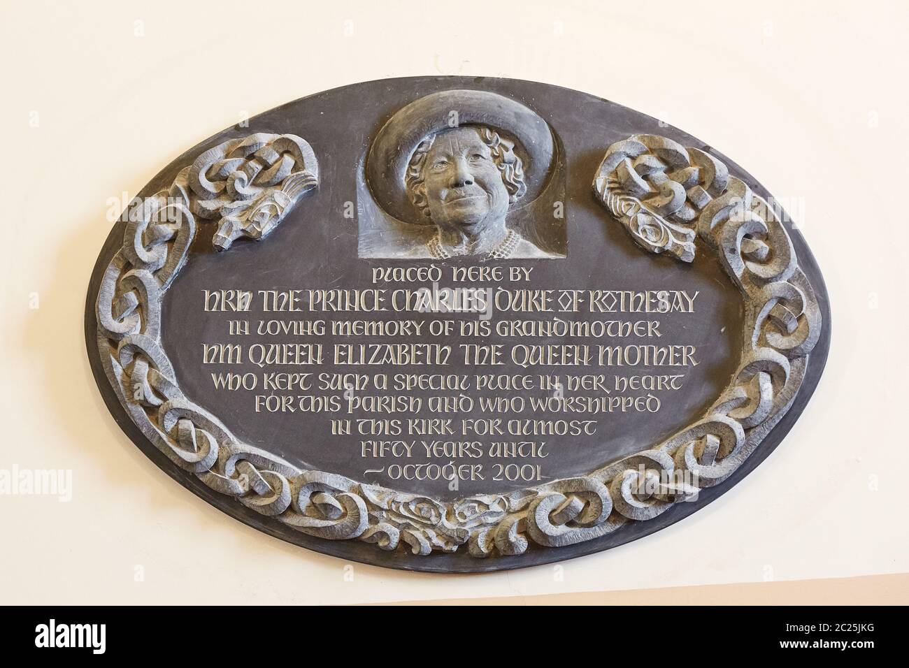 Schild und Denkmal für Queen in der Canisbay Kirche, der nördlichsten Pfarrkirche auf der schottischen Hauptstraße Stockfoto