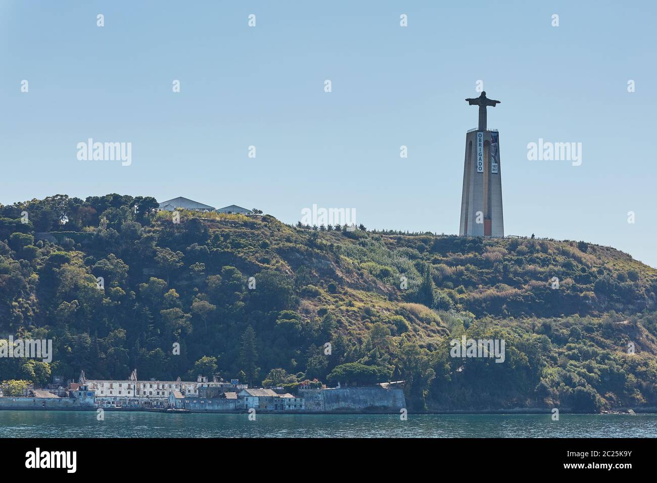 Katholisches Denkmal von Cristo Rei oder Christus der König. Aus der Ferne von Almada, Lissabon, Portug Stockfoto