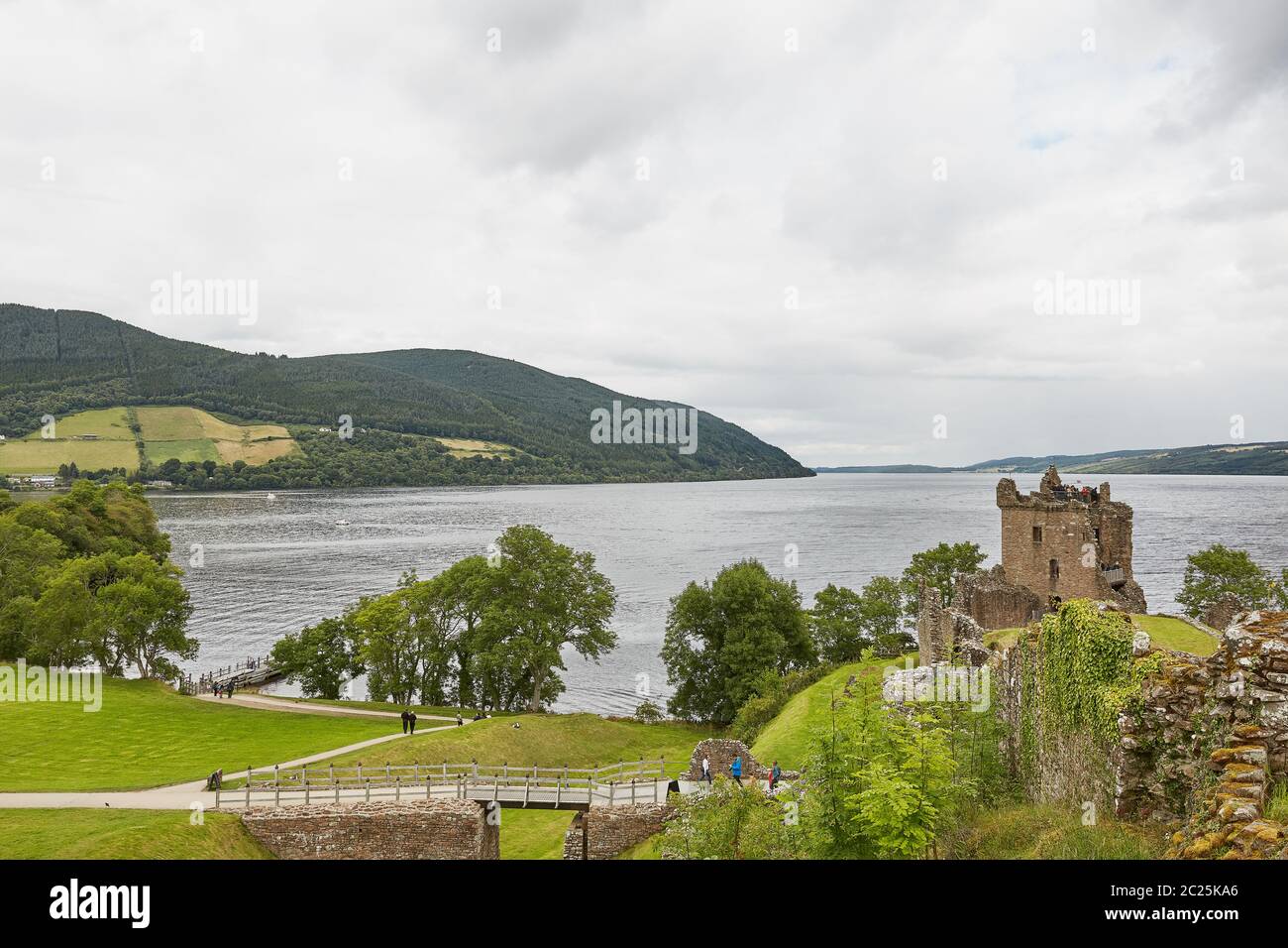 Besucher, die gerne das Urquhart Castle an der Küste von Loch Ness, Schottland besuchen. Stockfoto