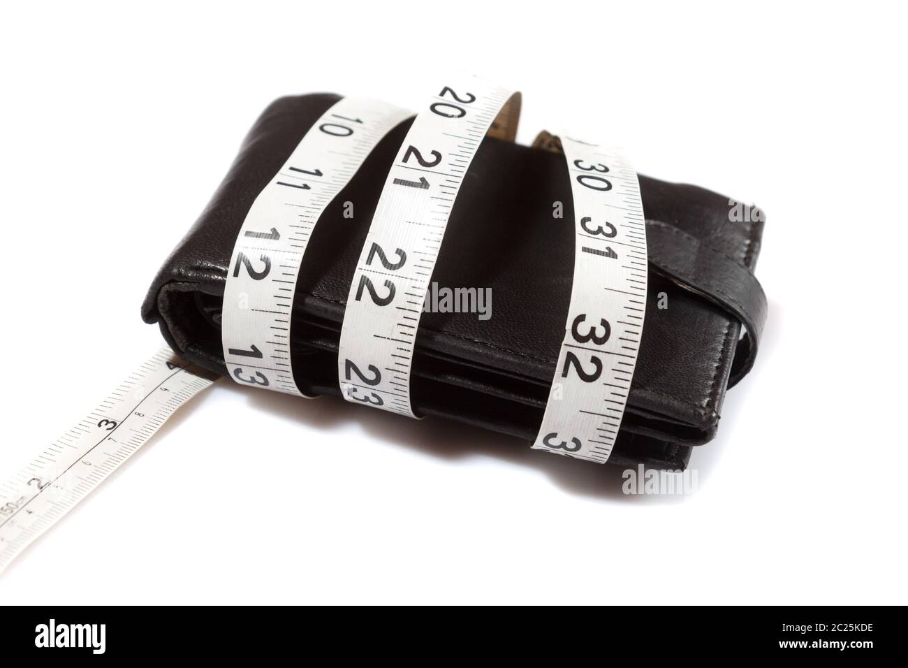Konzept der Haushaltsplan und Geld. Geldbeutel ist mit Maßband auf weißem Hintergrund gebunden Stockfoto