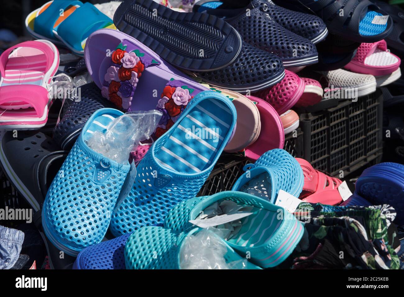 Stapel der Schuhe. Closedup staatlicher Unternehmen auf den Verkauf in einem Flohmarkt. Stockfoto