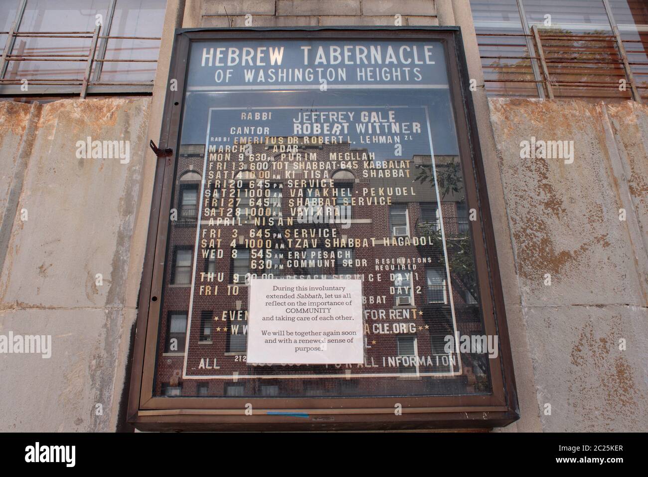 schild am hebräischen Tabernakel der Reform der jüdischen Synagoge von Washington Heights, die darauf hinweist, dass sie wegen des Coronavirus oder der Pandemie von Covid-19 geschlossen sind Stockfoto